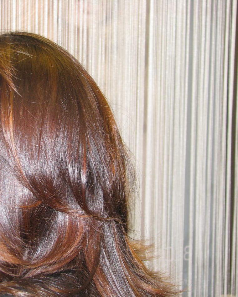 Halblanges Haar mit Kupfer-Highlights