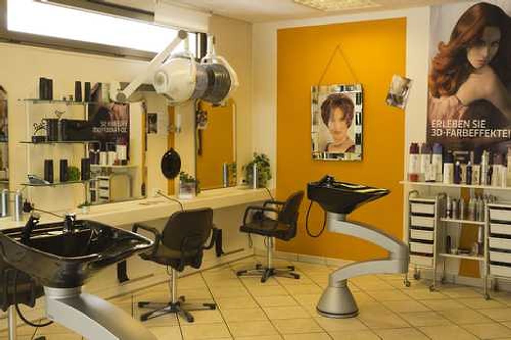 Blick in den Damensalon mit ockerfarbenen Wänden