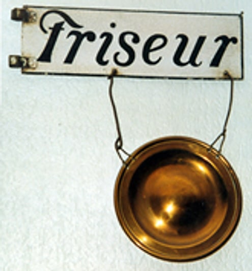 Historisches Friseurschild mit Messing-Rasierbecken